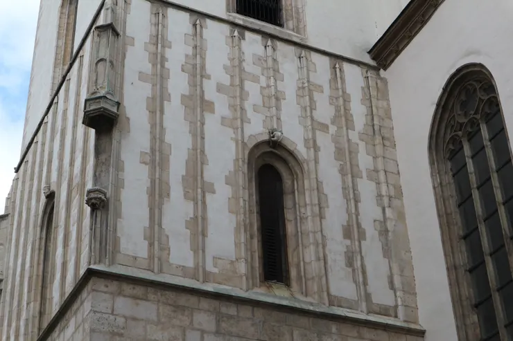 其實不仔細看真的很難發現，窗戶上方有一個挖著屁股的小人，正對著搶了他第一高的Petrov表達不滿