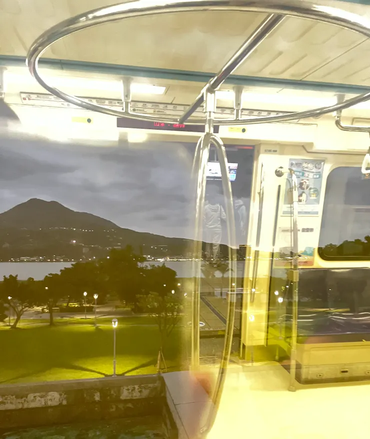 作者於2024/11/6拍攝淡水捷運站，作為獨自搭車的情境圖。