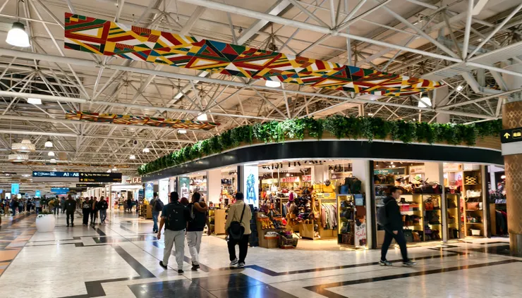 衣索比亞阿迪斯阿貝巴機場候機室的免稅店，頗令人驚豔。