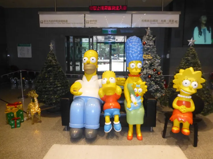 圖示：為舉辦新北歡樂耶誕城，台灣新北市政府大樓內曾擺放美國知名動畫《辛普森家庭》主要角色。圖片來源為張居隱：https://www.shutterstock.com/zh-Hant/image-photo/2710380265