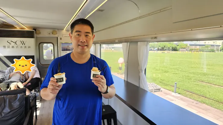 車窗外可以看到哈瑪星鐵道園區綠油油的草地與鐵軌!