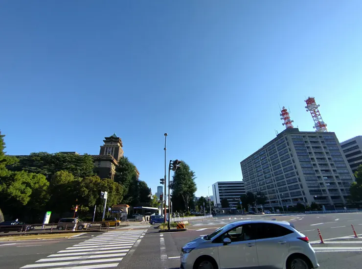 右前方的名古屋市役所就是地鐵的電梯口