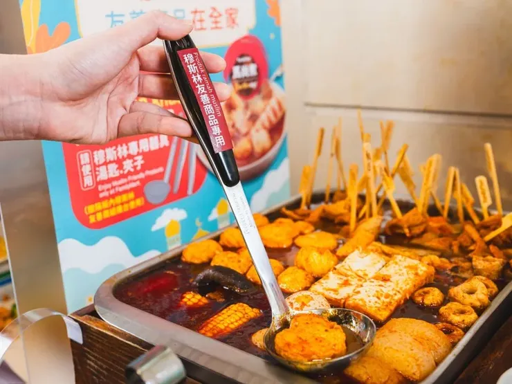 Di FamilyMart, ada makanan sejuk beku mesra Muslim — boleh minta staf bantu panaskan.(Sumber gambar: FamilyMart)