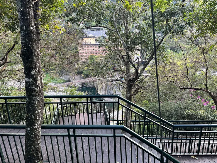谷關吊橋～繞完這一大段木棧道就是步道東口