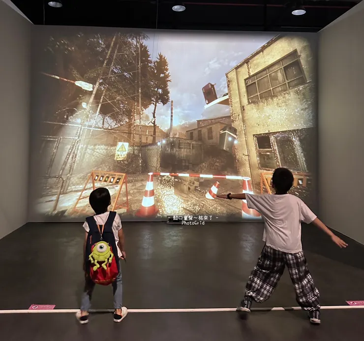 廢棄物妖精~每個孩子幾乎都玩到忘我,不小心揮到旁人是正常的。