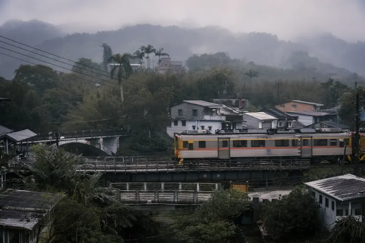 嶺腳有多條跨越基隆河的橋。