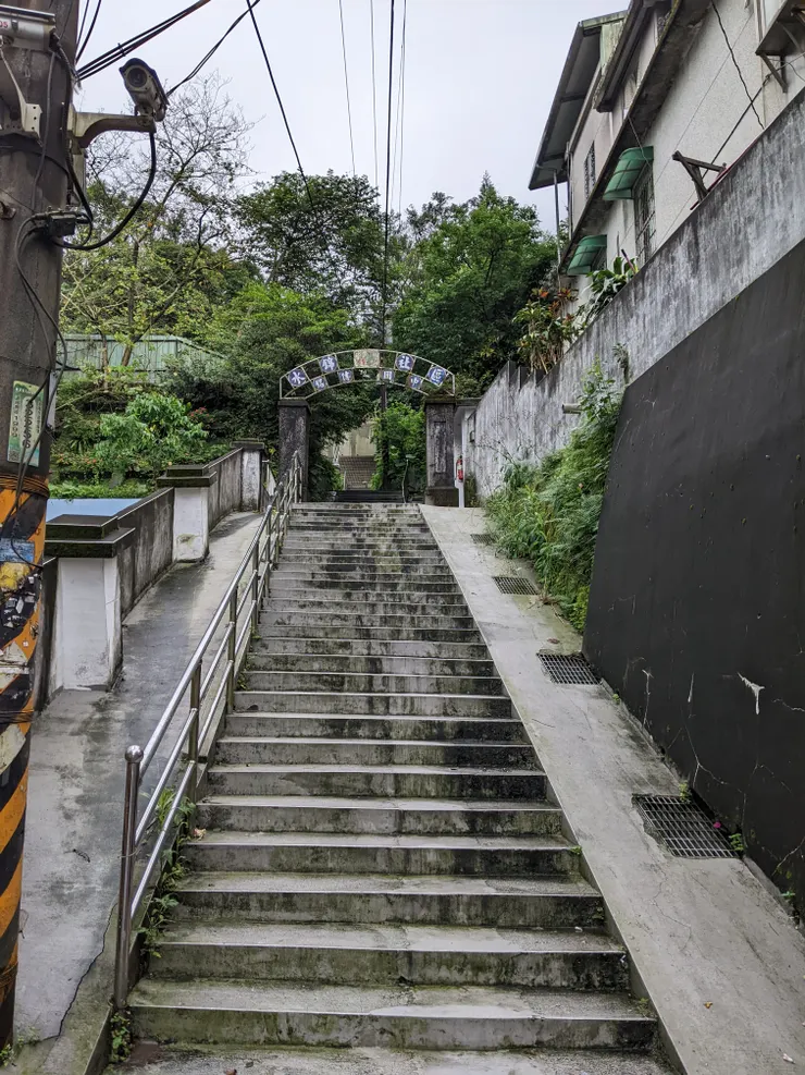 既然是來爬山，就別害怕這長長的階梯！