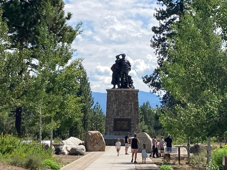 基台的底座就是當年雪的深度