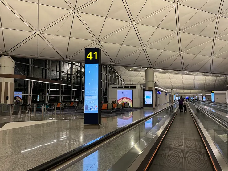 非常現代化的香港機場，晚上跟白天繁忙的景象差很多