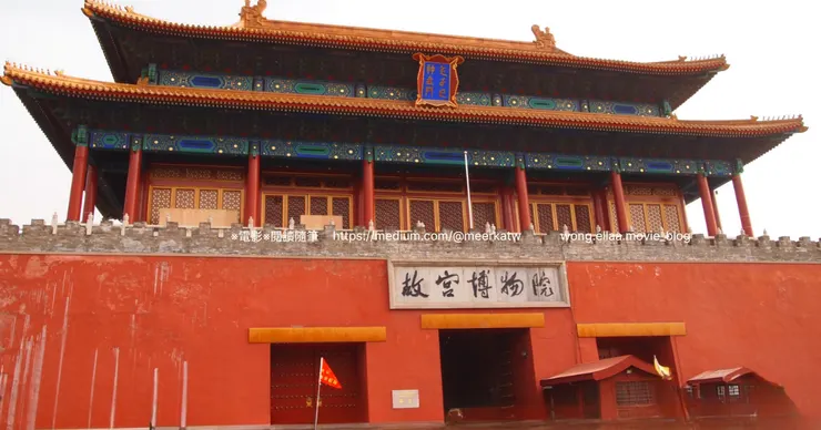 (相片用了AI eraser Snapedit 將所有遊人清走！故宮正門大門口清剩左支旗XD)