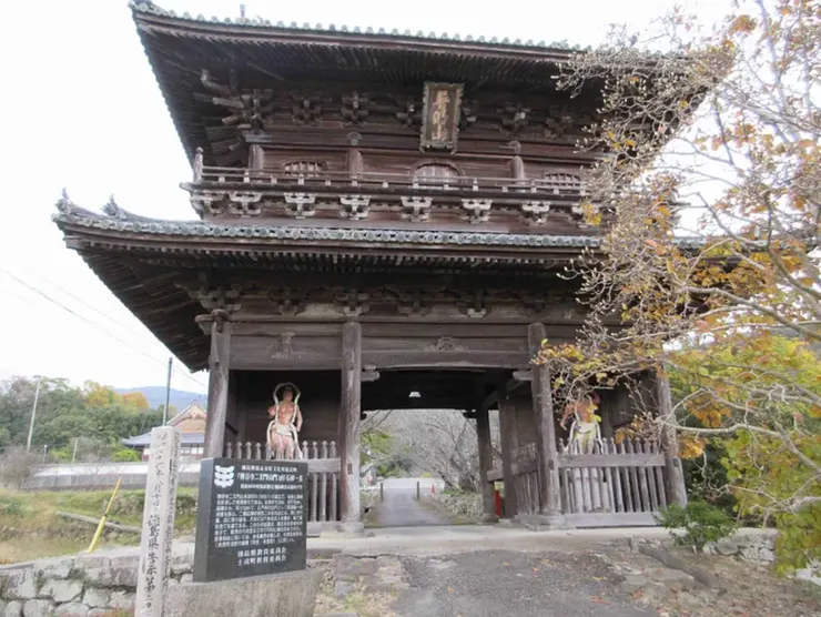 第8番熊谷寺山門 — 保留歷史悠久感的木造山門