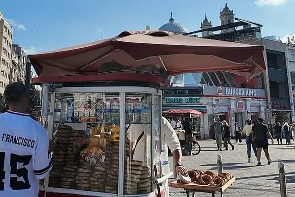 在土耳其隨處可見的小餐車，廣場上也很多。上圖是賣芝麻圈麵包的，下圖是賣烤玉米跟烤栗子的。