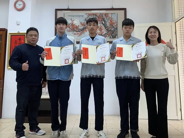 宜蘭國中三名學生救助受傷年長者等候救護車，學校頒發獎狀公開表揚。（圖/宜蘭國中）