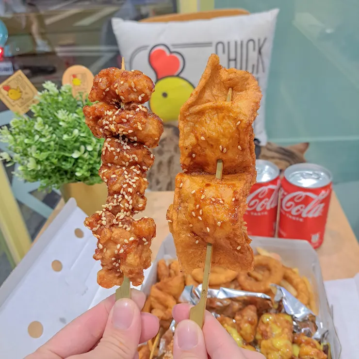 𖤐迷你小雞串 好可愛的餐名 鮮甜Q彈的韓國魚板 特別有嚼勁 還有韓式炸雞 外皮酥脆 肉質軟嫩 偏微甜的口感 使用經典紅醬的炸年糕 甘甜微辣的口感 好特別的味道