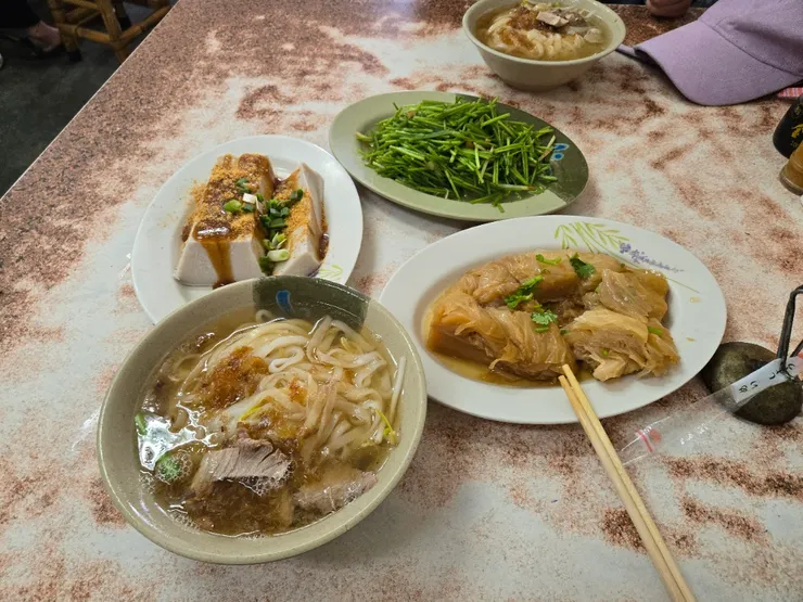 湯粄條、炒野蓮、高麗菜封、花生豆腐