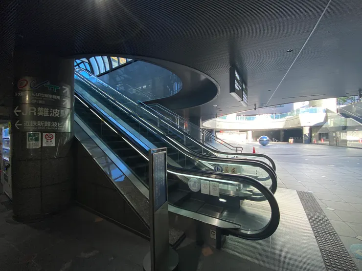 JR難波（以前的JR湊町駅）其實距離難波鬧區有點小距離，但離我們的飯店還算近，走地下街也可以到。搭車人潮跟巨大的車站成反比