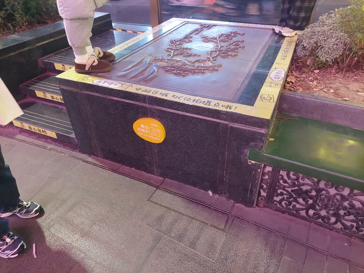 新街口新百旁邊