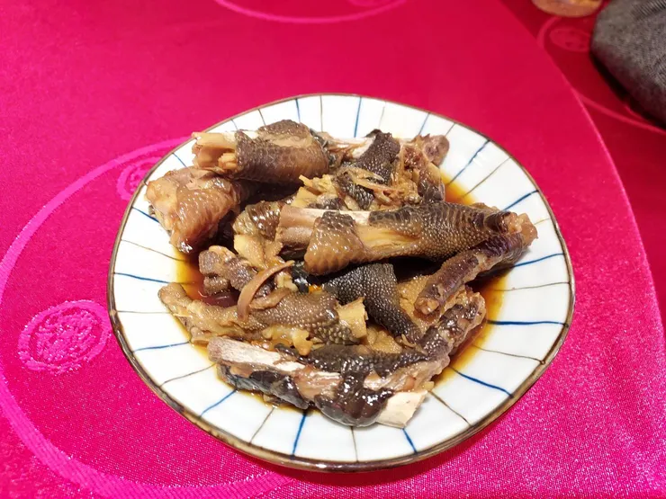 這應該是小菜~滷雞腳!