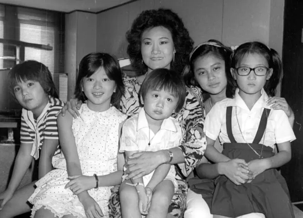 老牌歌星吳靜嫻(中)和童星「秀秀」石安妮(右二)、「冬冬」方向中(左)、「彎彎」胡家瑋(左二)、「珮珮」蘇慧倫(右)和「小彬彬」溫兆宇(前中)