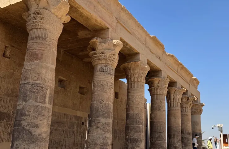 當年被淹沒在尼羅河底而留下的黑色痕跡，以及肉眼可見的重組切痕