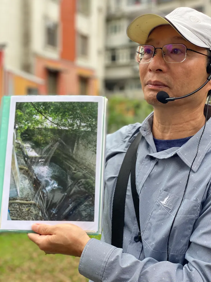 長期觀察文山地區變化的何文賢老師，展示溝渠尚存時拍攝的舊照。