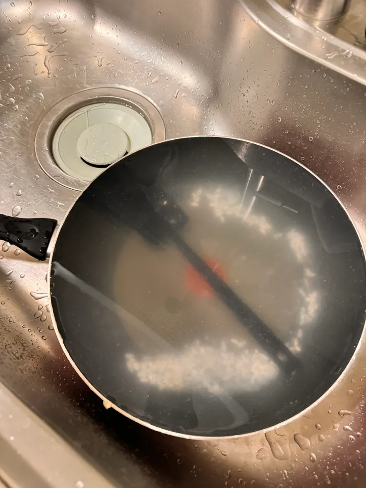 今天一早五點多起床看到昨天還沒洗的鍋子