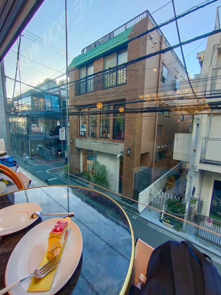 看著下方的街道