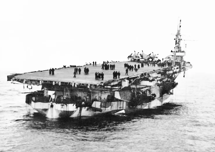 1943年的「納博號」，在遭到魚雷襲擊後於1944年8月22日抵達斯卡帕灣。