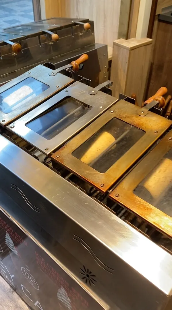 ▲製作煙囪捲的爐台，可惜現場點的時候，不是給你現點現烤，而是已出爐置在一旁歇涼的煙囪～