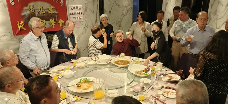 席間同學以茶代酒互敬