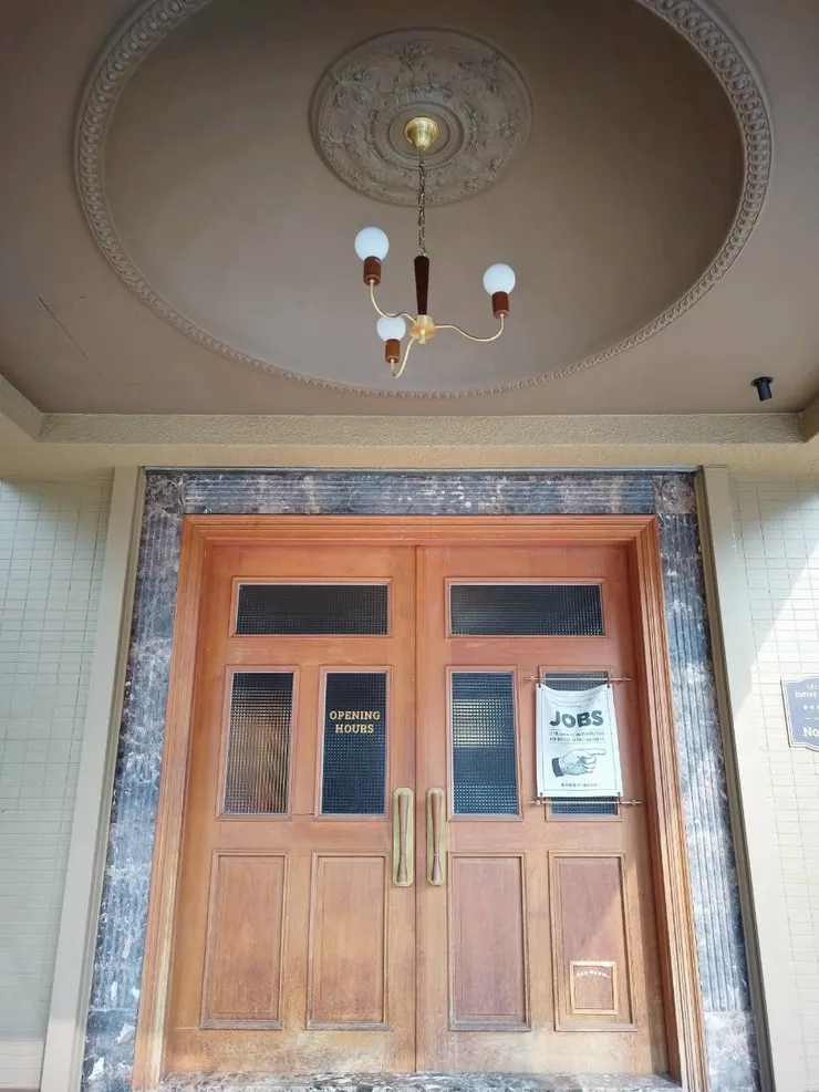 飯店出口的大門外觀厚實又復古，散發著低調奢華感