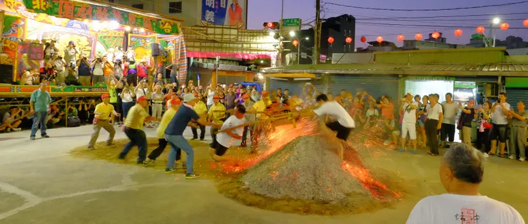 新莊保元宮弄過火儀式(圖片來源：維基百科資源共享)　