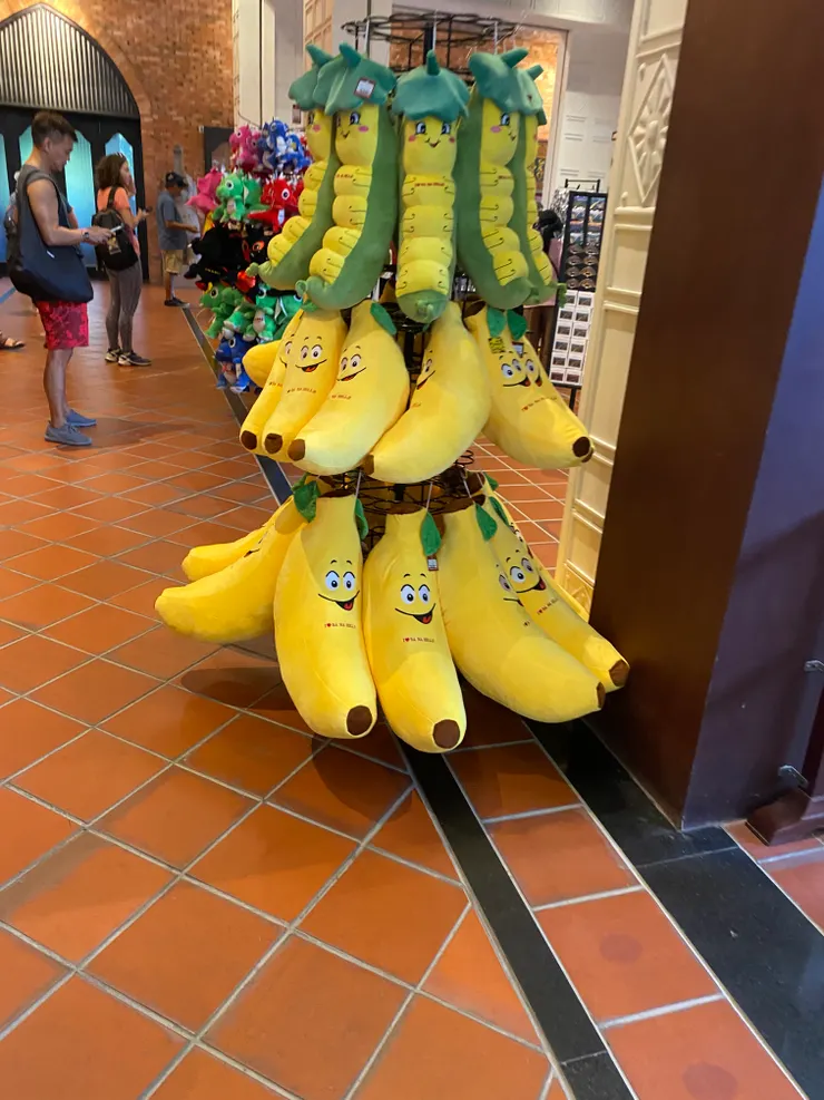巴拿山和英文的香蕉發音接近，所以到處可以看見香蕉造型娃娃