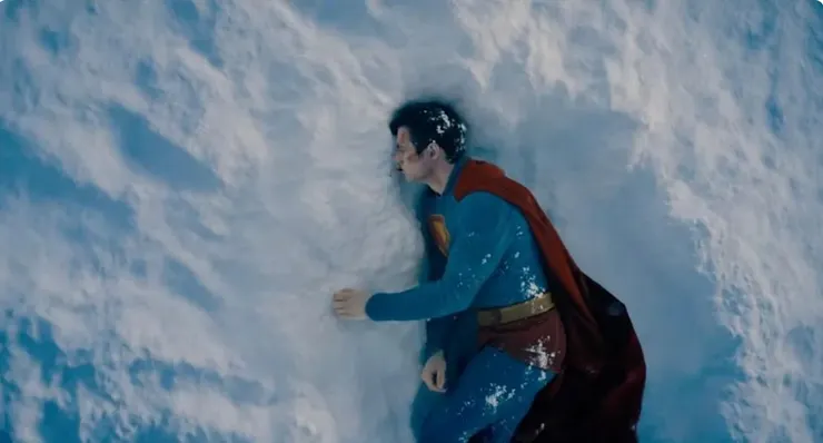 當超人戰敗墮落，毫不修飾砸入雪地的物理衝擊(圖片來源：華納兄弟影業)