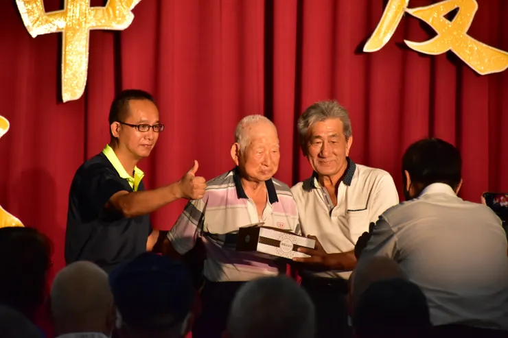 高雄市河南同鄉會靳天駿理事長致贈河南籍鄉長慰問品