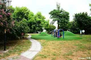 竹東鐵道公園基本上是利用兩條鐵道之間的畸零地所開闢的公園