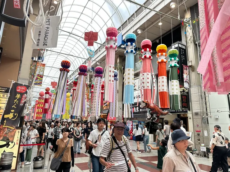 商店街內滿滿人潮，逛街之餘順便欣賞店家七夕掛飾