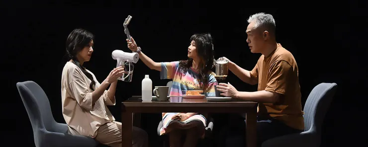 不常相處的3個人因為居家隔離被迫24小時待在同一屋簷下大眼瞪小眼。（圖片來源：https://www.npac-weiwuying.org/programs/6525f6dc8d313f000867889f）