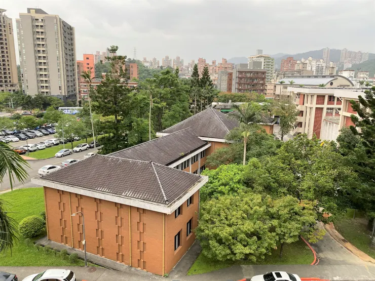 1961年完工的「生物館」，又稱黃樓。是適之路上僅存的六十年代建築物