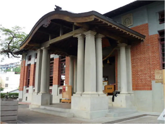 唐破風屋頂通常是曲線優美的弧形