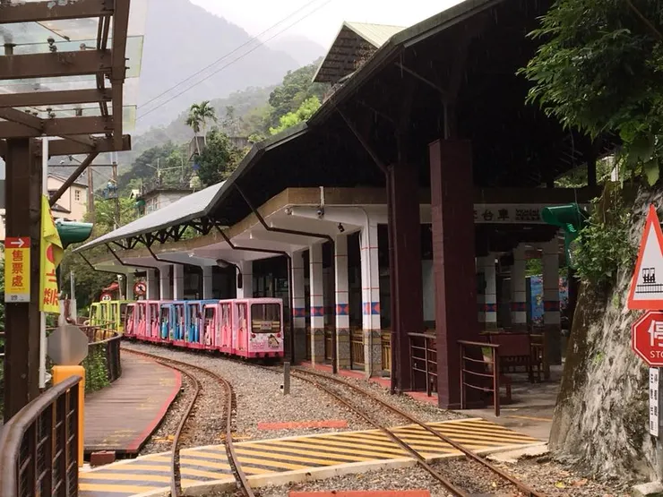 烏來的小火車在前方等我們