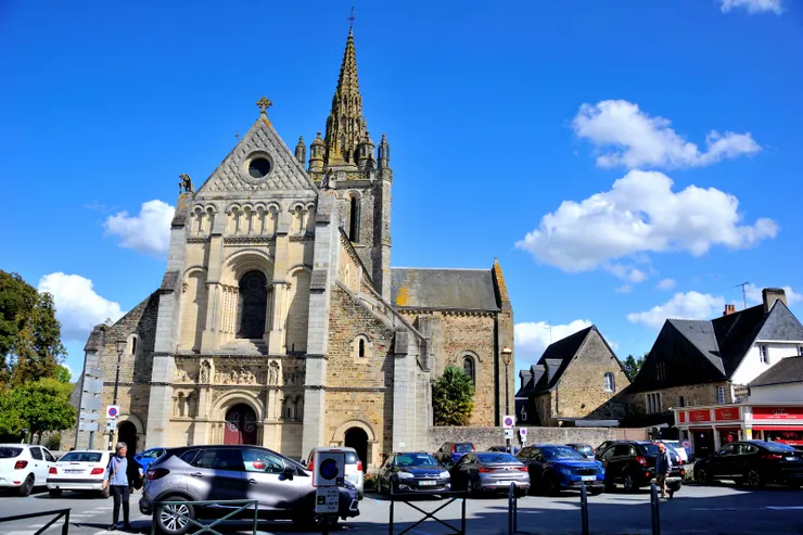 【【途經阿韋涅爾聖母大教堂小停留，它在拉瓦勒奠基千年無須我聽說！教堂正門。】