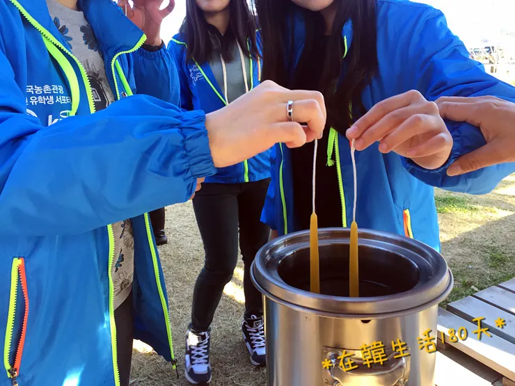 沾取鍋裡添加蜂蜜為原料的蠟