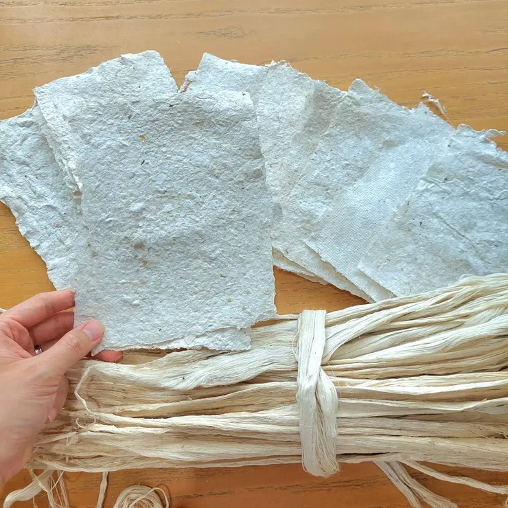 鳳梨葉的纖維可製成手抄紙。(圖片來源:旺萊山臉書)