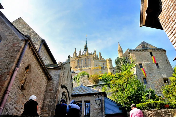 【下山途中仰拍修道院】