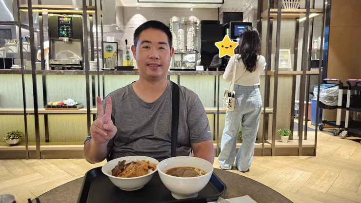 桌上是現煮牛肉麵和爌肉飯!超好吃!