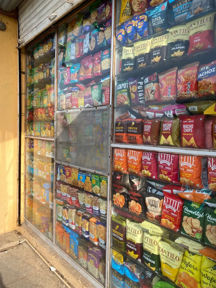 印度超市有不少貨架都擺放著餅乾糖果