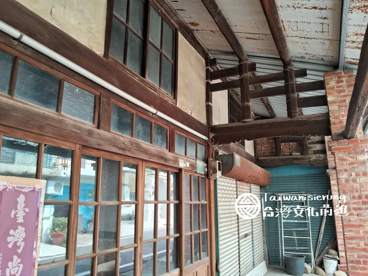 採集地點:嘉2,某條老街。可以從門窗看出,其受當代日本帝國建築文化的影響。