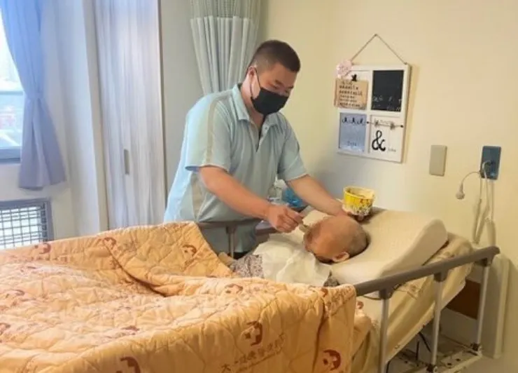 邱文昌自今年3月投入照顧服務工作迄今，已穩定就業超過8個月。圖：桃竹苗分署提供