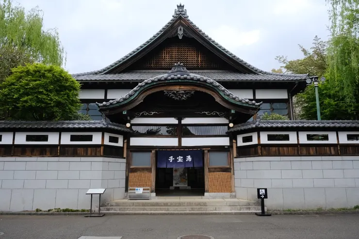 江戶東京建物園內有各式珍貴建築，很像在電影場景里。